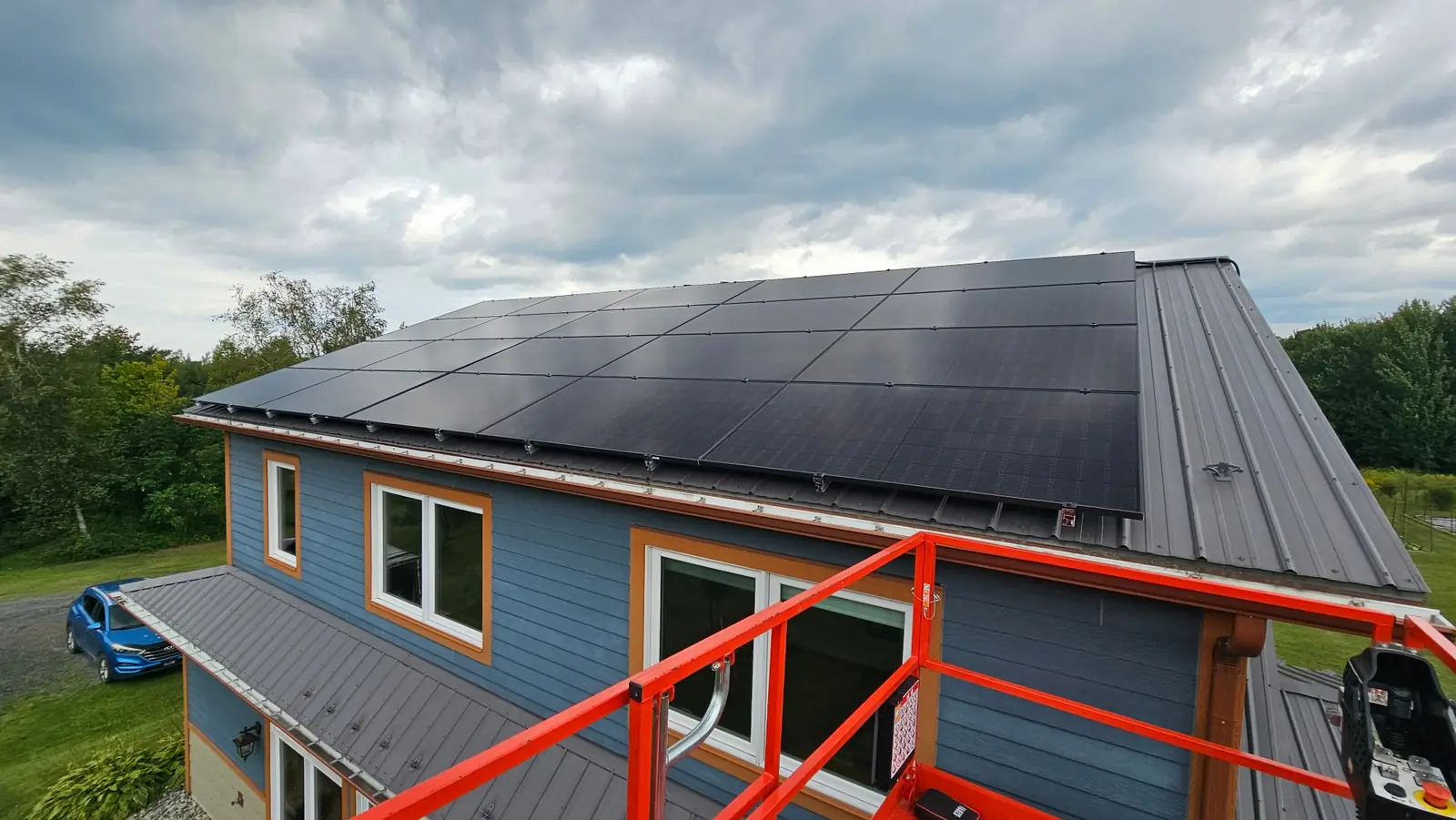 La même toiture d'acier couverte de modules solaires noirs