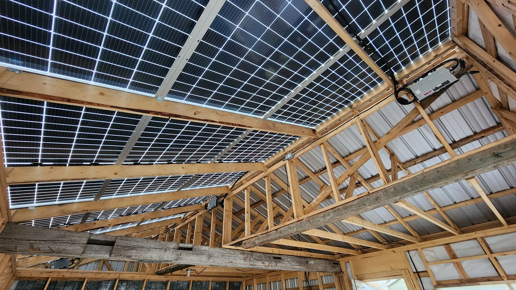 Vue de l'intérieur : la lumière traverse la toiture en modules verre-verre