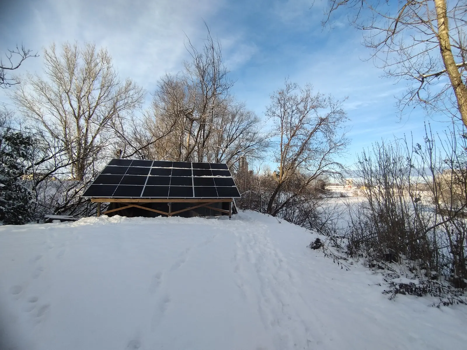 Installation au sol, 12 × 465 W, en plein hiver