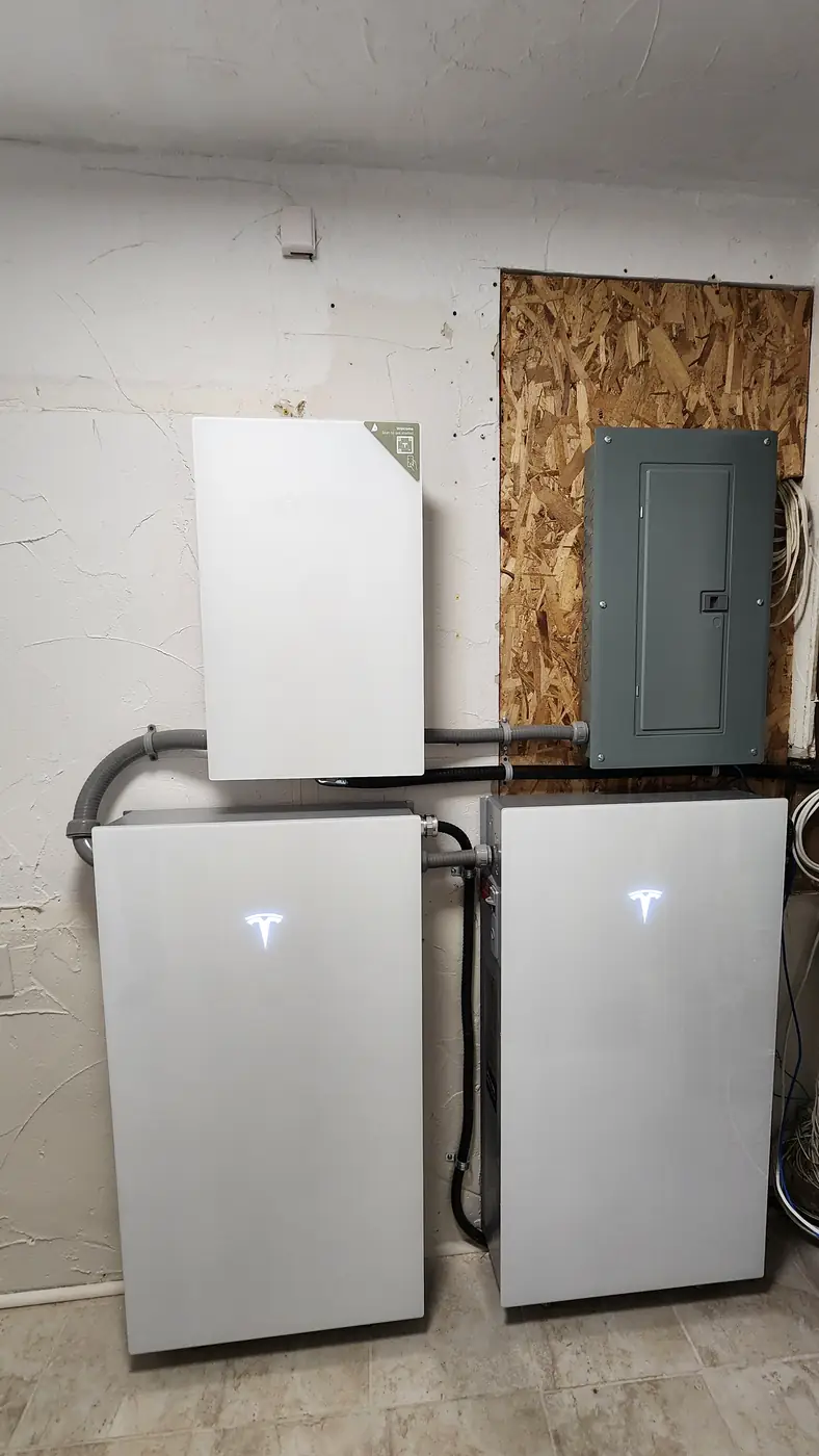 Trois Powerwall 3 et leur passerelle